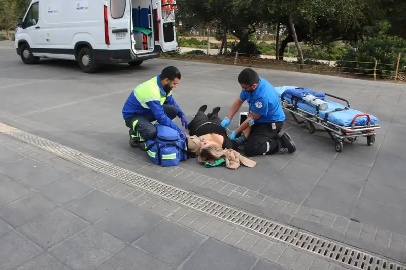 Equipo REST911 atendiendo a una paciente en la vía pública