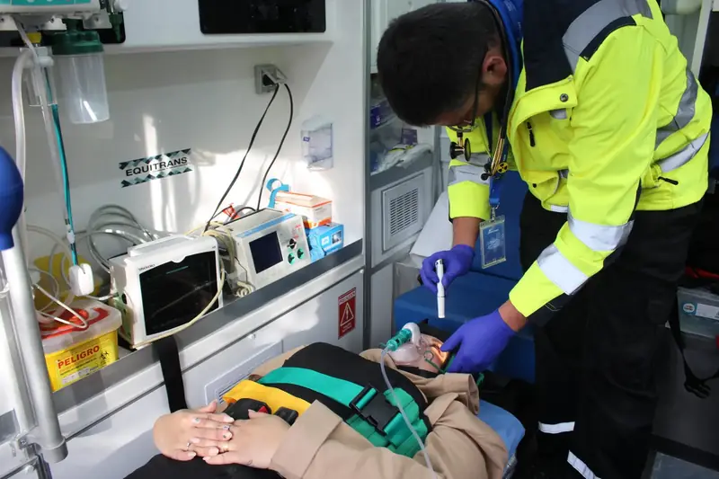 Paramédico REST911 evaluando a una paciente dentro de la ambulancia