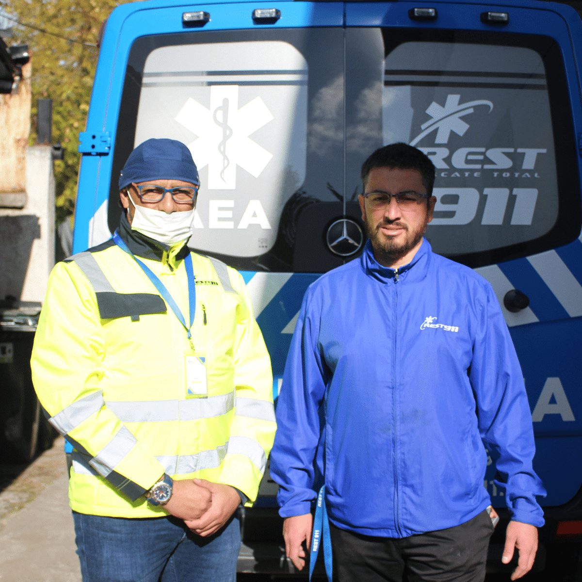 personal de la salud junto a una ambulancia REST911